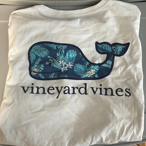 White vineyard vines t-shirt